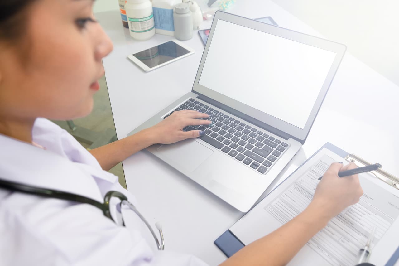 <b>Técnico de registros médicos.</b>
<br>
<br>Tiempo promedio para obtener un certificado: un año
<br>Salario anual promedio: 36,940 dólares
<br>
<br>Esta carrera implica organizar los registros médicos, incluir las notas del médico y actualizar la historia del paciente.
<br>
<br>Uno de los muchos lugares donde puede obtener capacitación para esta carrera es 
<a href="https://www.johnstoncc.edu/"><u>Johnston Community College</u></a>, en Smithfield, Carolina del Norte. Esta institución ofrece un certificado para este empleo que enseña sobre "asuntos médicos legales", "terminología médica" y "administración de registros", entre otras materias. 
<br>