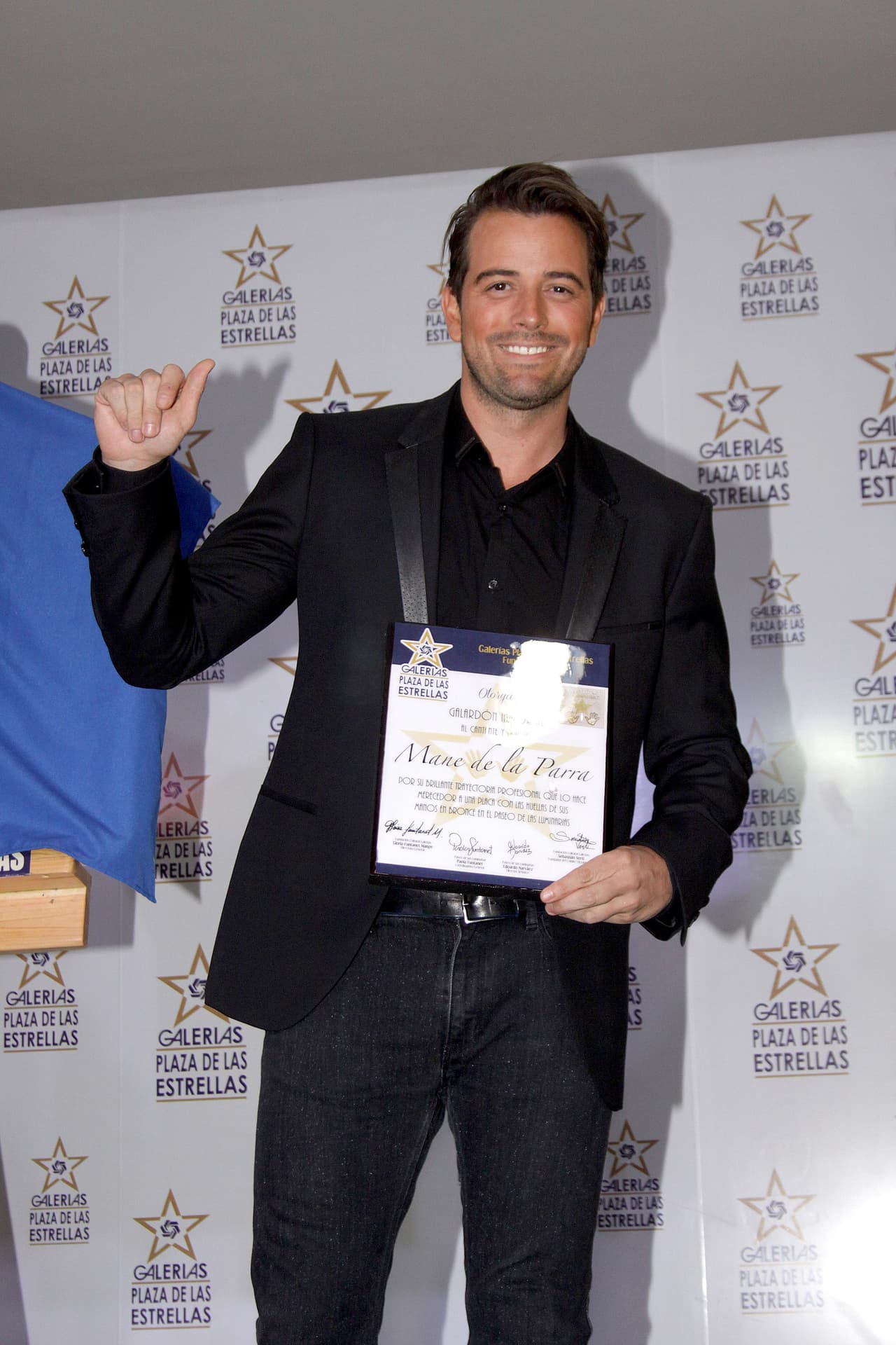 El galán agradeció a sus fans y a la prensa por el apoyo: "
<b>Gracias a toda mi gente por acompañarme hoy y siempre!</b> Gracias a la prensa por su cariño y respeto ! Al público mi amor eterno!", escribió en Twitter.