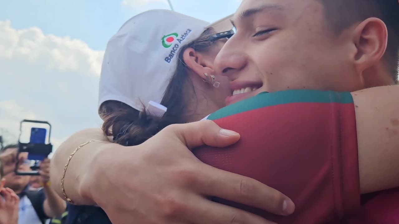 Osmar Olvera tiene emotiva reunión con su familia tras ganar medalla en Paris 2024
