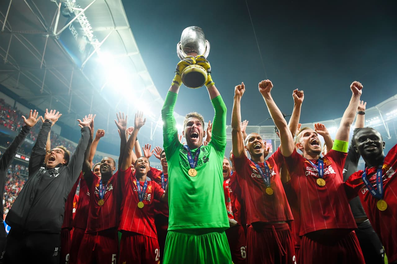 Adrian levantando el trofeo de la Supercopa de la UEFA tras vencer a Chelsea en Turquía.