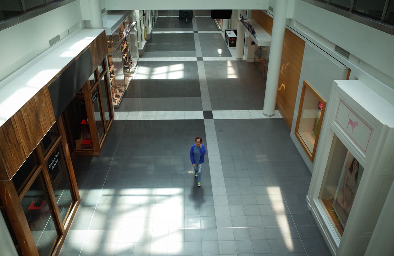 <b>Tiendas minoristas.</b> Varias cadenas importantes de artículos de vestir, implementos deportivos y tecnología han cerrado sus tiendas temporalmente. Urban Outfitters, Nike y otras compañías han anunciado planes para pagar a los trabajadores por los salarios perdidos, al menos por unas semanas. Estas son buenas noticias para los empleados, pero significa que las empresas se verán afectadas a mediano plazo.