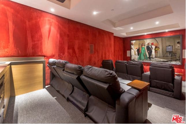 Y si ya no vemos a Bieber llevando a una cita al cine, ya sabemos la respuesta.