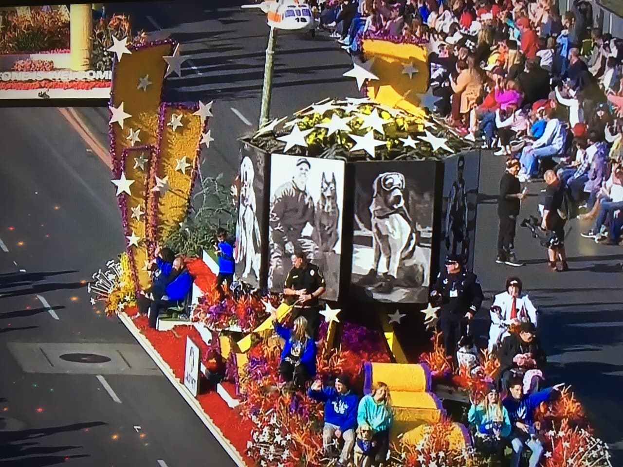 Uno de los vehículos adornados honró a ‘Frida’, la perra de la Marina mexicana que se hizo famosa por sus labores localizando a víctimas y sobrevivientes del devastador sismo registrado en el centro de México el 19 de septiembre de 2017.