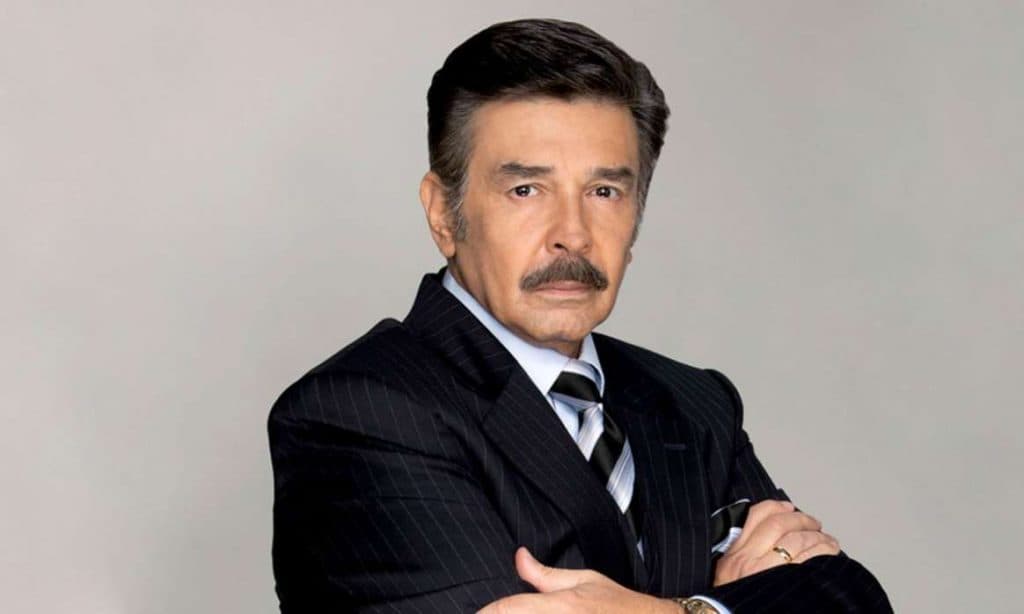 Además de actuar y producir las nuevas temporadas de Una Familia de Diez, Jorge Ortiz de Pinedo protagoniza la puesta en escena 'Cosas de mamá y papá', al lado de Susana Alexander, Daniela Luján, Ricardo Margaleff y Sergio Zaldivar.