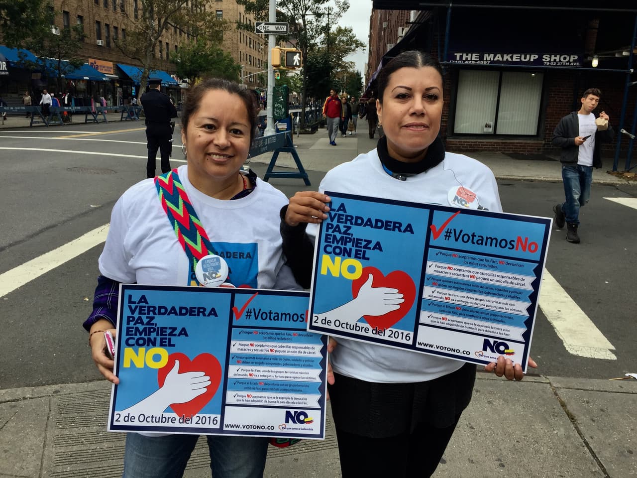 Algunos intentaron explicar su postura con afiches.