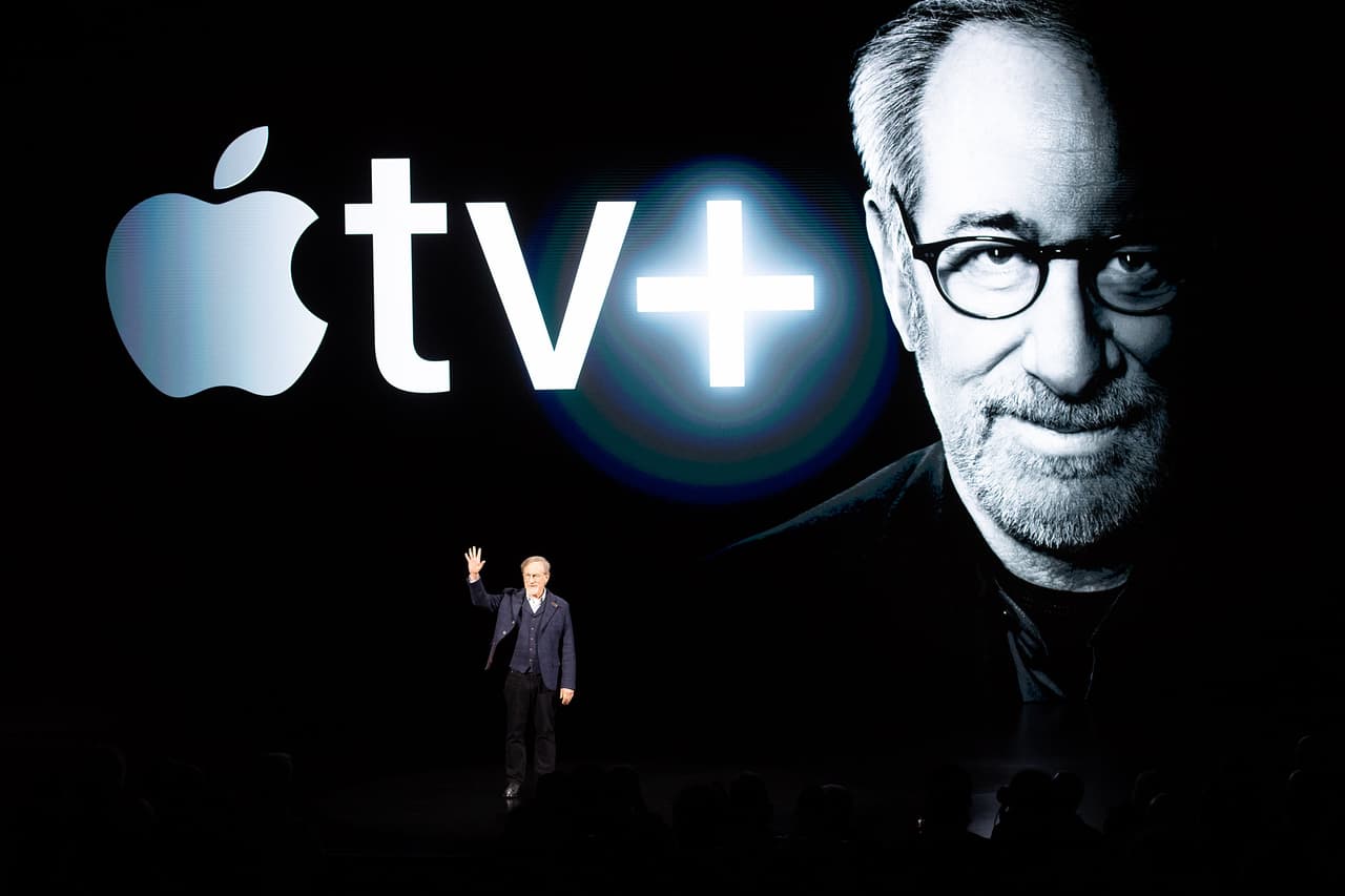 Se espera que el nuevo servicio tenga programas de televisión y películas originales que supuestamente le costaron a Apple más de 1,000 millones de dólares, mucho menos de lo que Netflix y HBO gastan cada año. Uno de los presentadores del nuevo servicio fue el director de películas Steven Spielberg.