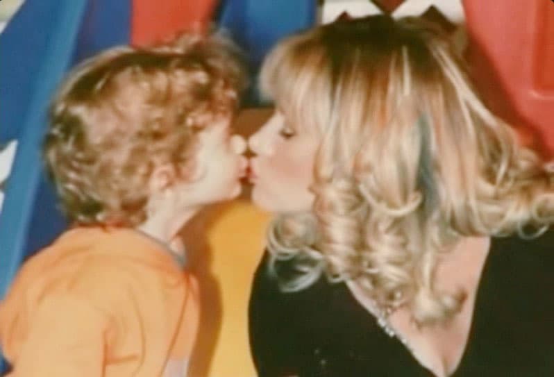 Ha sido madre y padre para su retoño, por eso lo lleva a todos lados. En ocasiones hasta a las grabaciones de sus telenovelas.