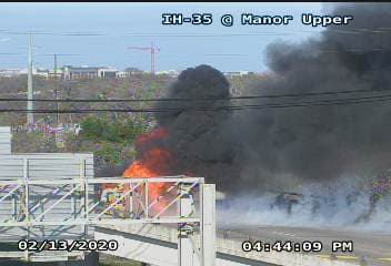 Se incendia vehículo en puente de la I-35 al norte de Austin