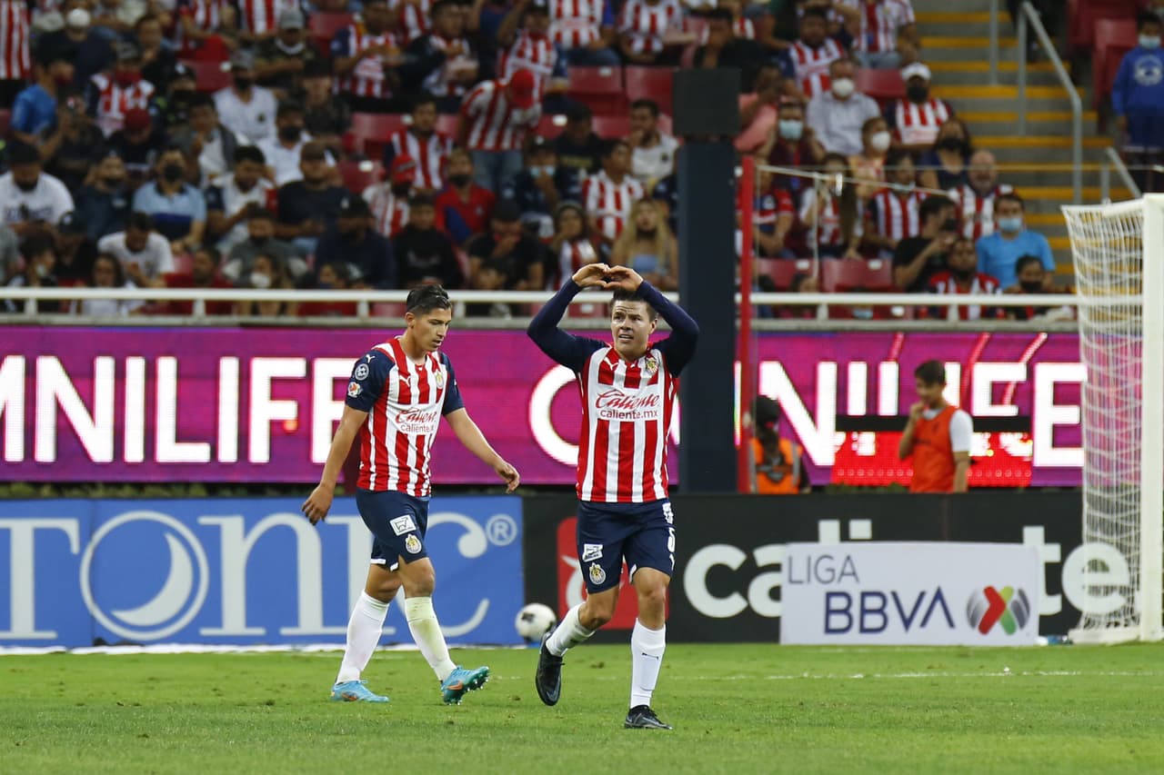 Chivas ligó su segundo triunfo consecutivo y con ello se metió de lleno en la pelea por un boleto a la fiesta grande del Grita México C22. Golazos de ‘Canelo’ Angulo y Pável Pérez.