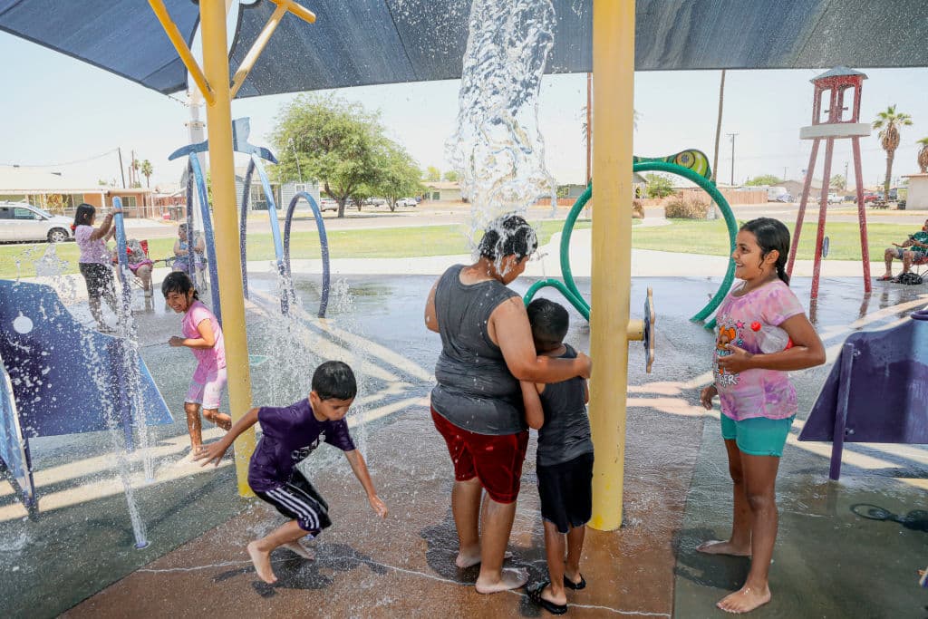 <b>13. Victoria, Texas</b>. La actual
<a href="https://www.univision.com/noticias/edicion-digital/una-ola-de-calor-la-emergencia-climatica-mas-letal-en-estados-unidos-amenaza-a-millones-de-personas-en-el-pais-video">ola de calor</a> llega antes de lo esperable, cuando aún no ha comenzado el verano boreal. En todo el país se dan imágenes como esta, de personas intentando aliviar el rigor de las temperaturas.