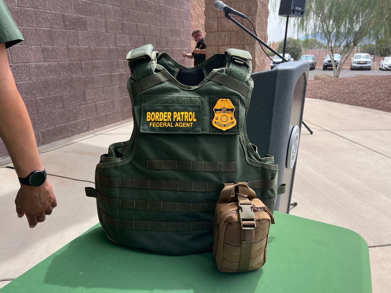 Además del kit, los agentes portan el chaleco contra balas, el cinturon con el arma y las municiones. Con ese equipo deben caminar bajo más de 100° F y buscar migrantes que llaman para ser rescatados.