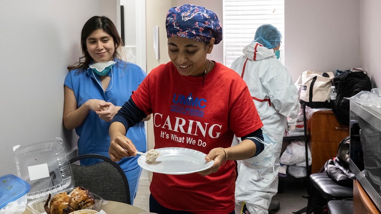 Varón explicó que muchas de estas enfermeras cuando en situaciones normales atienden a 1 o 2 pacientes, en tiempos de pandemia deben trabajar con hasta 4 enfermos.