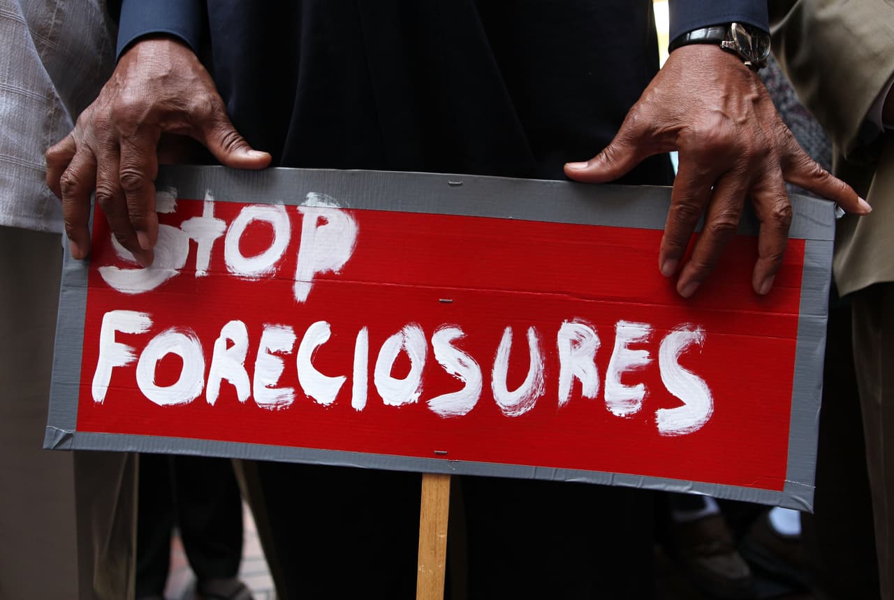 8) Si quiere que el cobrador deje de llamarlo, escríbale una carta. Dígale que deje de llamarlo inmediatamente. Envíe la carta por correo certificado y pida un “acuse de recibo”. "La ley dice que el cobrador debe dejar de llamarlo cuando reciba su pedido por escrito", precisa el portal 
<a href="https://www.consumidor.gov/articulos/s1014-manejar-las-deudas#!qu%C3%A9-hacer" target="_blank">consumidor.gov.</a> Para presentar una queja, llame a la Comisión Federal de Comercio al 1-877-382-4357.