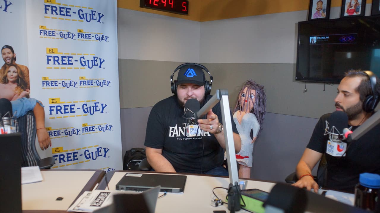 Sin pelos ni tapujos, El Fantasma se metió al Free-guey show y hasta acabó con la piñata de La Bronca.