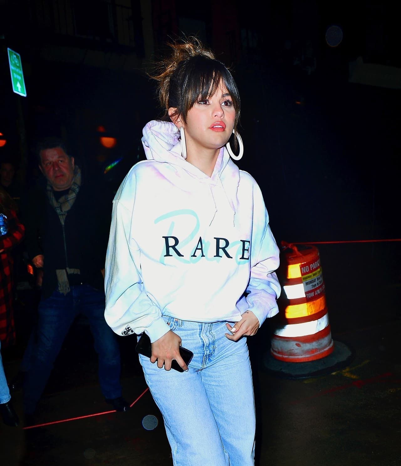 <b><a href="https://www.univision.com/famosos/selena-gomez-tuvo-que-dejar-fuera-de-su-disco-el-tema-boyfriend-uno-de-sus-favoritos-fotos" target="_blank">"No es una canción de odio"</a></b>, advirtió la cantante para aclarar que la pieza aborda algo que ella consideró "hermoso". "Fue muy difícil y estoy feliz de que haya terminado. Y sentí que era una gran una forma de decir, 'ya sabes, se acabó, y lo entiendo, y lo respeto, y ahora estoy entrando en otro capítulo'".