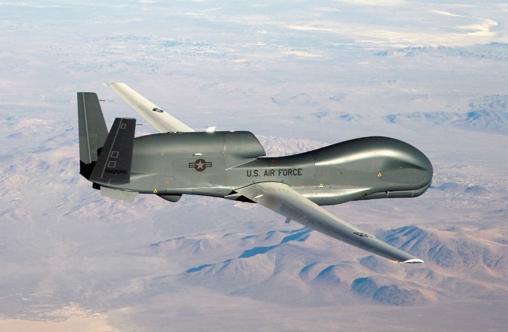 Según datos de la agencia EFE, la aeronave de vigilancia se trata de un dron MQ-4 Triton no armado y es capaz de operar altitudes de hasta 18,000 metros (unos 60,000 pies); es fabricada por la empresa Northrop Grumman Corporation, especialista en crear y fabricar tecnología aeroespacial para el gobierno de Estados Unidos.