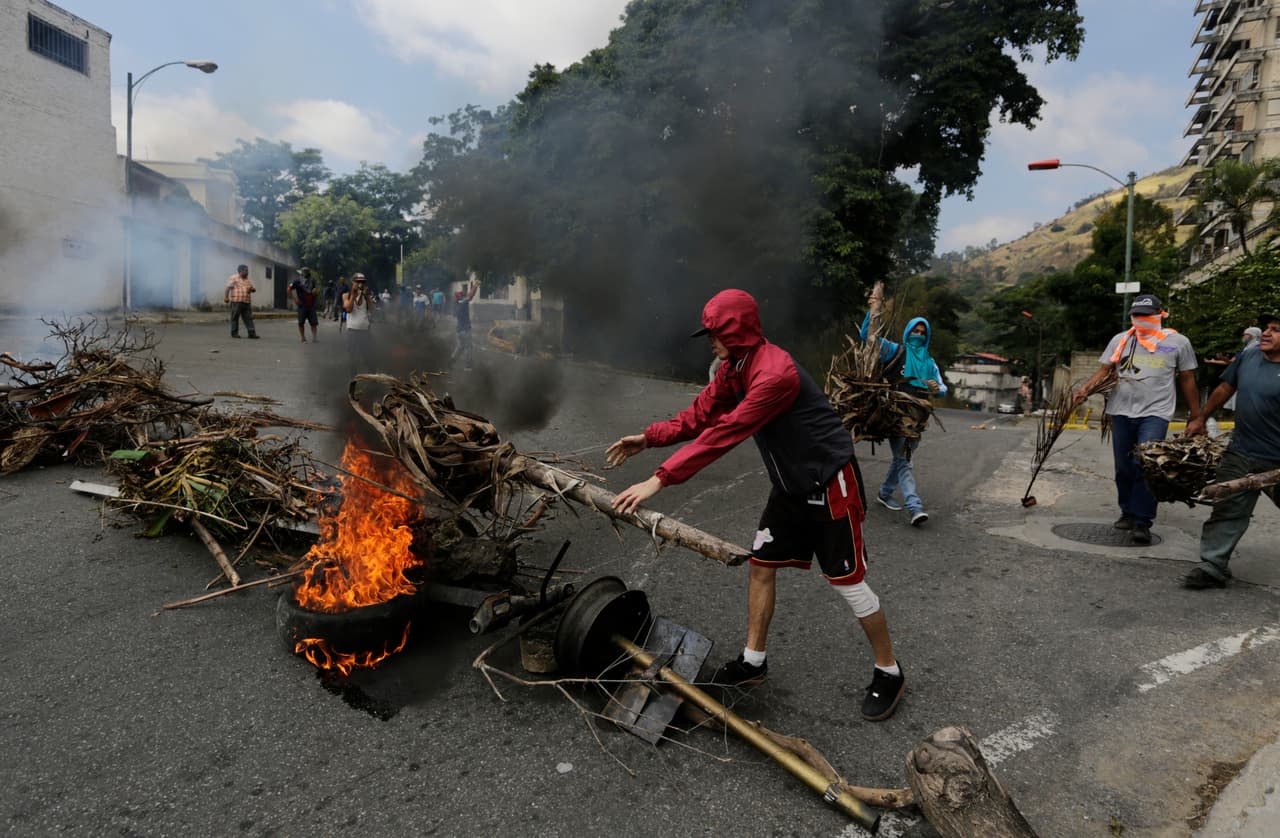 Los manifestantes utilizan también ramas de árboles y cualquier tipo de desecho para bloquear el camino a las autoridades. Reclaman la grave situación económica que vive Venezuela y que ha llevado a muchos venezolanos a dejar de consumir las tres comidas diarias porque no les alcanza el sueldo. Paralelamente, el país vive una fuerte escasez de alimentos y medicinas básicas.