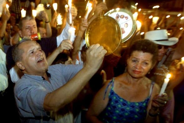 En varias plazas públicas, familias completas se reunieron por varias noches para hacer ruido. A las cacerolas se sumó el retumbar de tambores, bocinas y botes metálicos de basura en apoyo de las demandas de los estudiantes, que se mantienen hasta hoy.