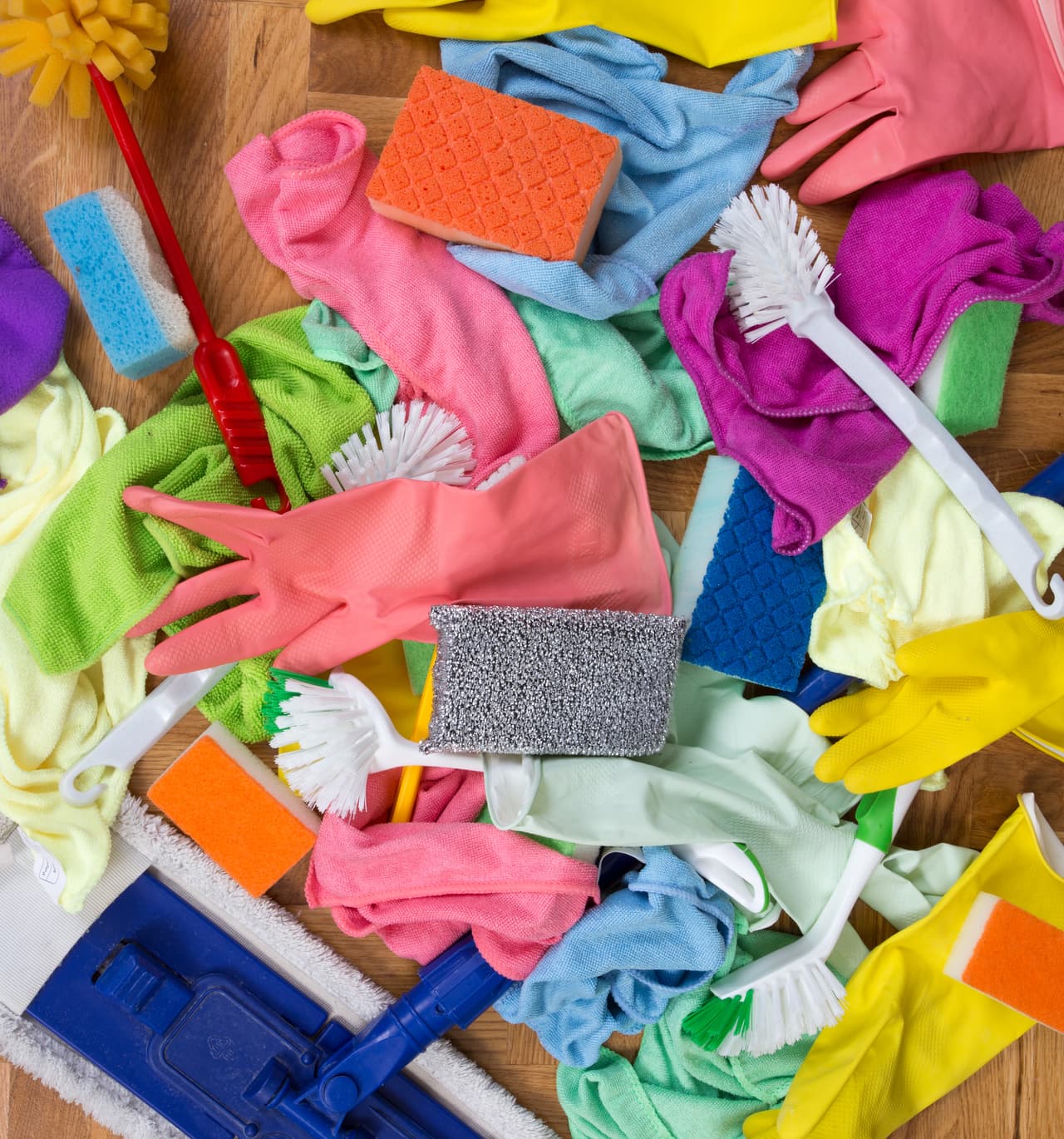 Ese sitio donde acumulamos los productos y accesorios para limpiar nuestra casa, y el cual deberíamos mantener organizado con el simple afán de facilitarnos la vida y aprovechar ese espacio al máximo.