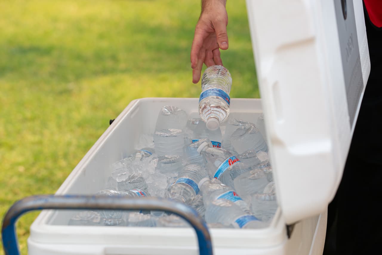 El mayor Tim Smith llena una nevera con agua en una estación de alivio del calor en la Ciudadela de Phoenix, Arizona. El Servicio Meteorológico Nacional ha emitido una advertencia de calor excesivo para gran parte del centro de Arizona, que se espera que esté en efecto hasta el fin de semana.
