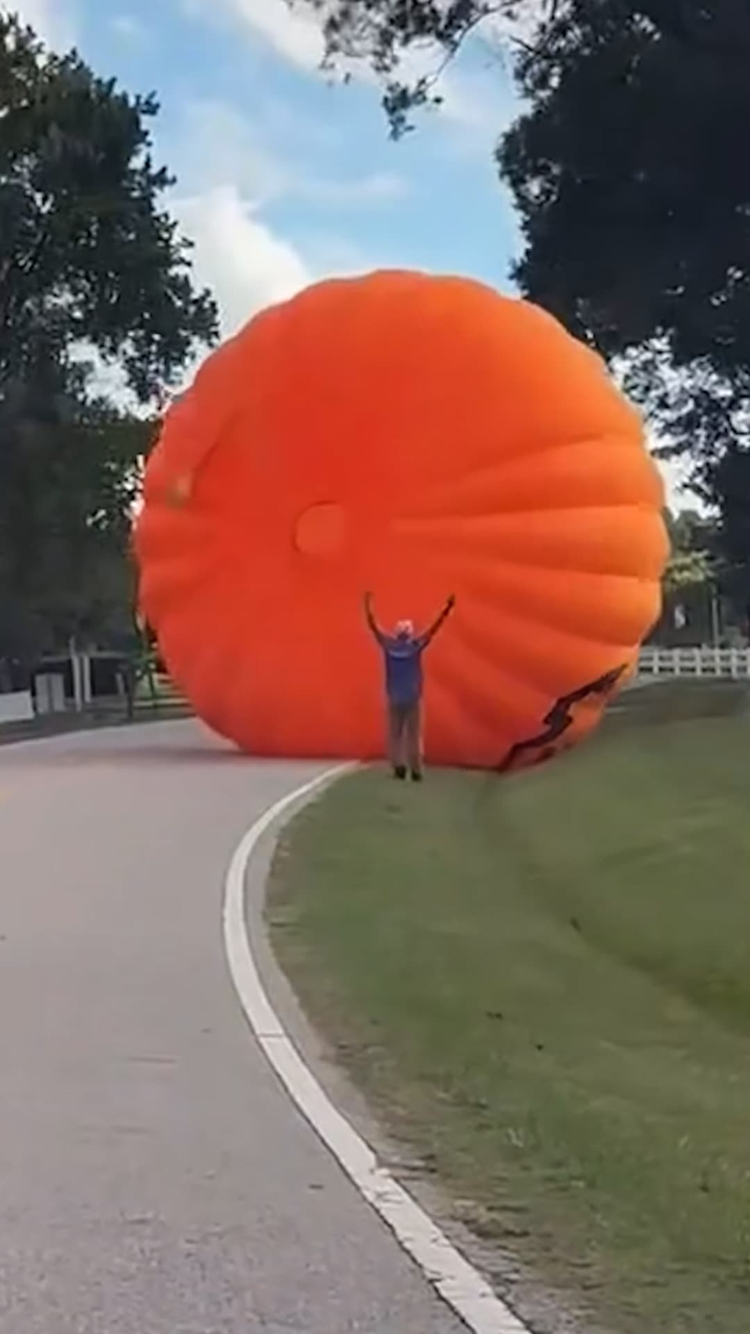 Una calabaza gigante recorre las calles de Carolina del Norte