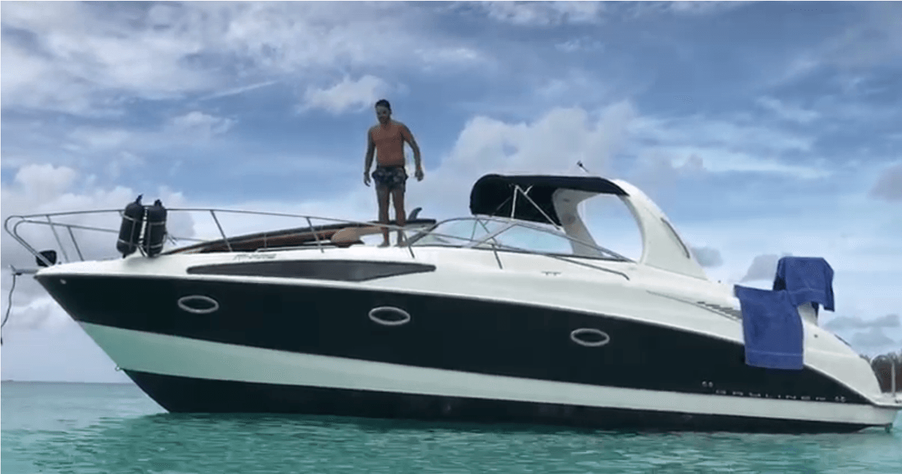 También hicieron un romántico recorrido en barco, aquí Luis Carlos se animó a hacer algunos clavados para disfrutar del mar.
<br>