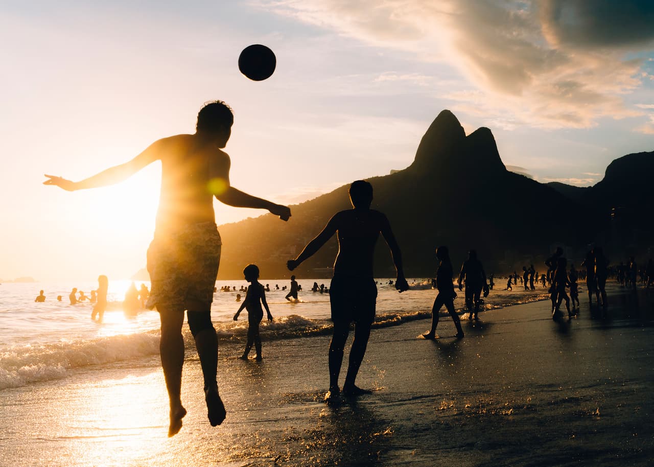 <b>Puesto 17. Rio de Janeiro </b>
<br>
<br>Las tarifas de hospedaje en este popular destino brasileño son mayores entre diciembre y marzo, sin embargo, es un viaje que siempre vale la pena.
<br>
<br>Disfrutará de su clima cálido (alrededor de 80 grados Fahrenheit, unos 26 centígrados) en las famosas playas de Copacabana o Ipanema (en la foto). También puede vivir la experiencia de conocer la selva tropical en el Parque Nacional Tijuca, y si va a principios de diciembre puede coincidir con un espectacular partido de futbol.