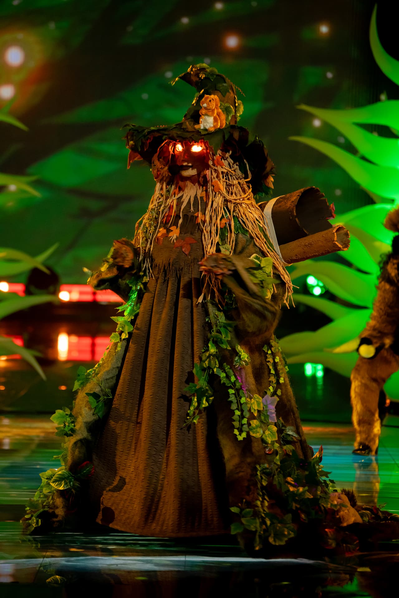 La primera en salir al escenario fue Hechicera, toda misteriosa e imponente con el tema 'Feel This Moment'. Los investigadores arrojaron sus primeras apuestas señalando que Sherlyn, Altair Jarabo y Lorena de la Garza podrían estar detrás.