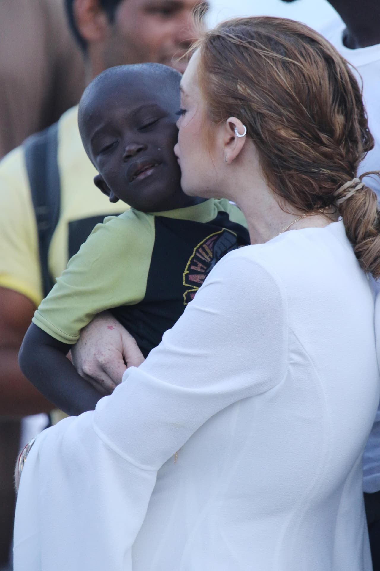 Hasta le dio un besito a un nene.