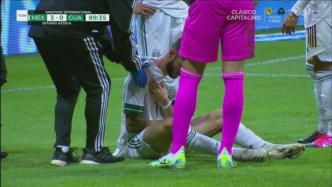 ¡Susto de Layún! Miguel choca con un rival y se disloca el hombro