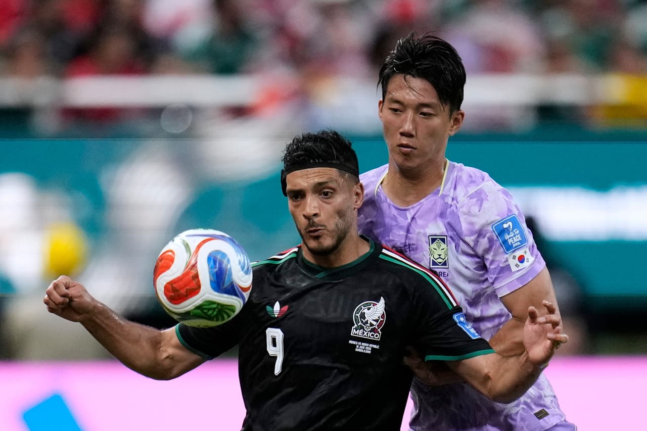 El mexicano Raúl Jiménez (9), a la izquierda, disputa el balón con el surcoreano Lee Han-beom (2) durante el partido de fútbol del Grupo A de la Copa del Mundo entre México y Corea del Sur en Zapopan, cerca de Guadalajara, México, el jueves 18 de junio de 2026.