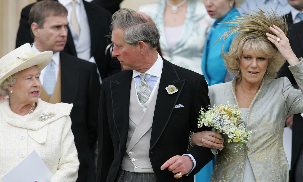 La reina Isabel II, el príncipe Carlos y su esposa Camilla luego de su matrimonio civil en abril de 2005.