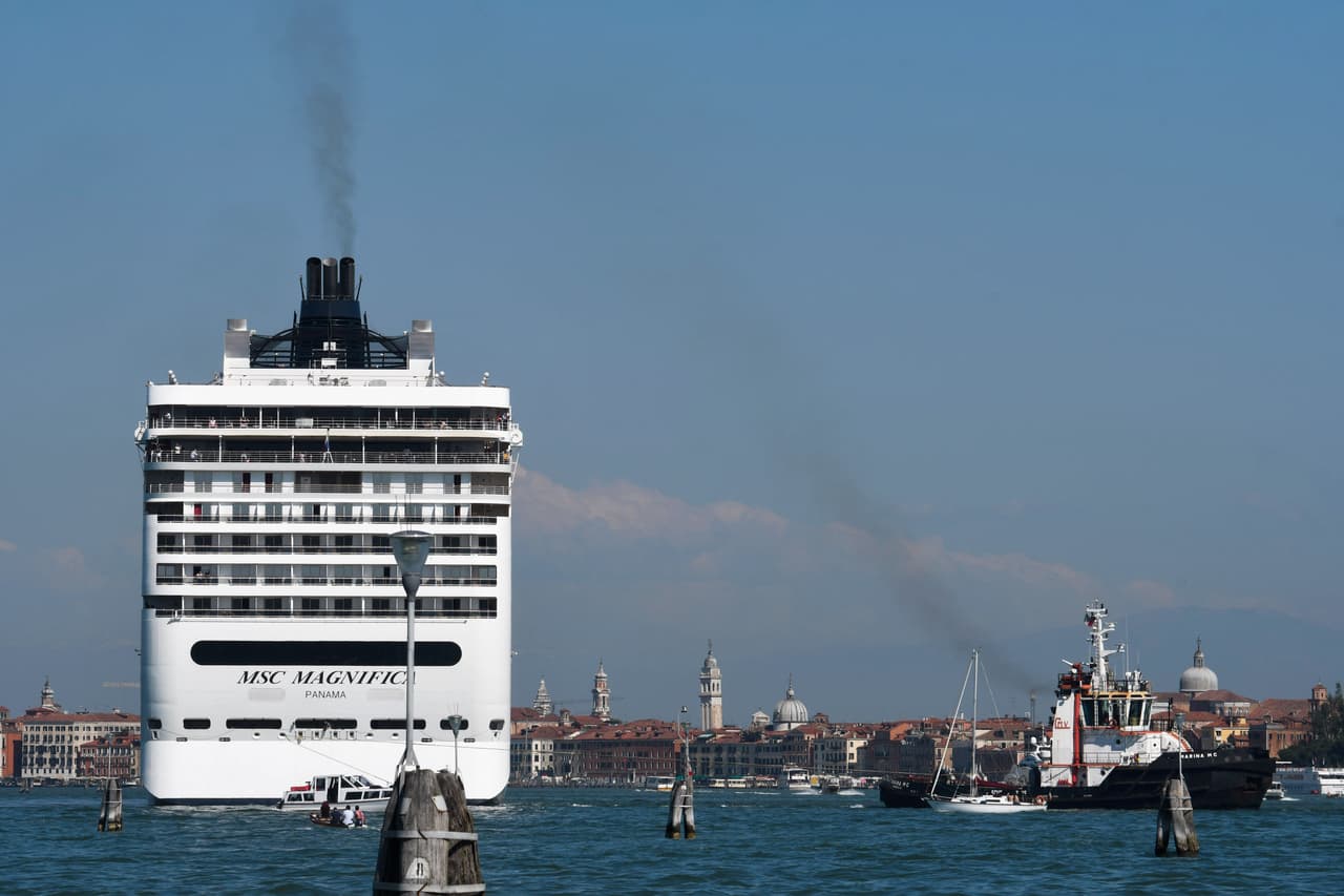 El ministro de Infraestructuras y Transportes, Danilo Toninelli, aseguró que el incidente "demuestra que las grandes naves no deben pasar por la Giudecca" y aseguró que está cerca de una solución para proteger a la ciudad "tras muchos años de inercia" política.