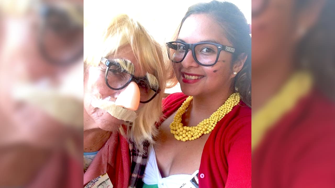 A la abuelita Marcos le encantan las fiestas y más aún los disfraces. El entusiasmo y la alegría por vivir lo transmite. Aunque perdió a su esposo en el Domingo de Pascua del 2006.