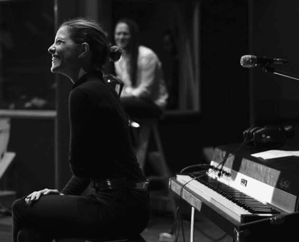 Aunque también la hemos visto con este tipo de prendas para un día en el estudio de grabación y así fue como lo compartió en sus redes sociales. "Mi cara de felicidad porque tengo el privilegio de trabajar con este genio. Gracias Vicente García, por producir esta nueva versión y cantar conmigo 'No sobran los domingos'...".