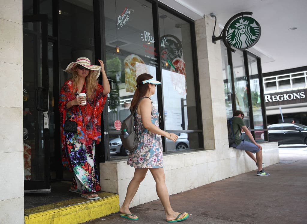Starbucks ya no quiere ser el baño público de EEUU: la cadena baraja cerrarlos 