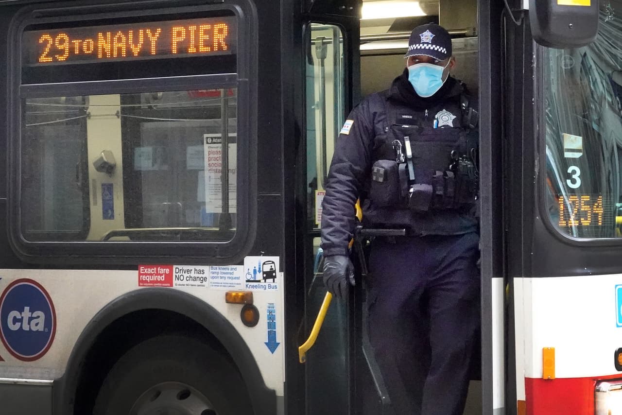 Un policía de Chicago baja de un autobús durante el brote del coronavirus en esa ciudad el 20 de marzo de 2020.