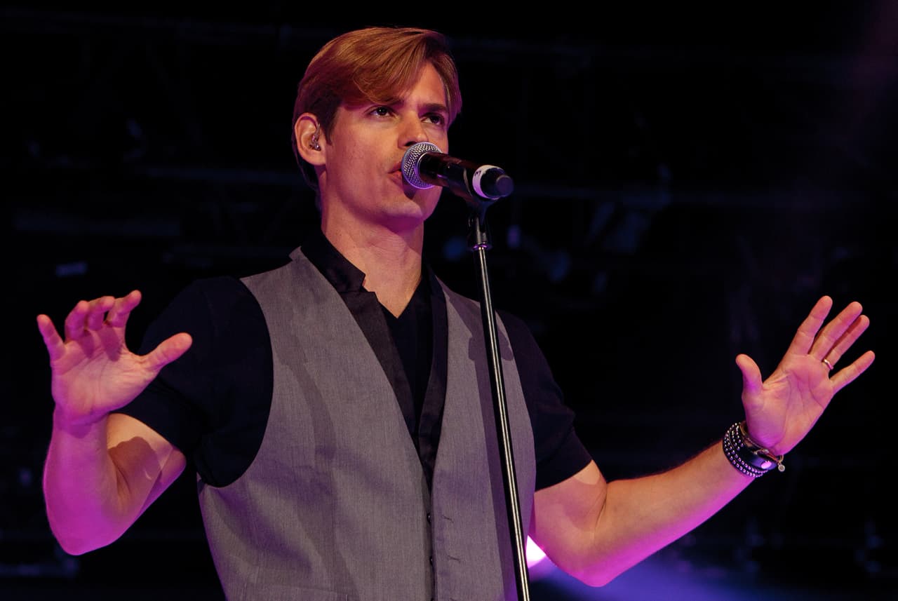 "Constituye una situación de humillación y decepción constante para el hijo biológico, las numerosas publicaciones en redes sociales de su padre con sus otros hijos mostrando afección y buena relación paternal, lo cual nunca ha demostrado, ni ha intentado tener con el hijo biológico, incluso después de reconocida su paternidad judicialmente".
<br>