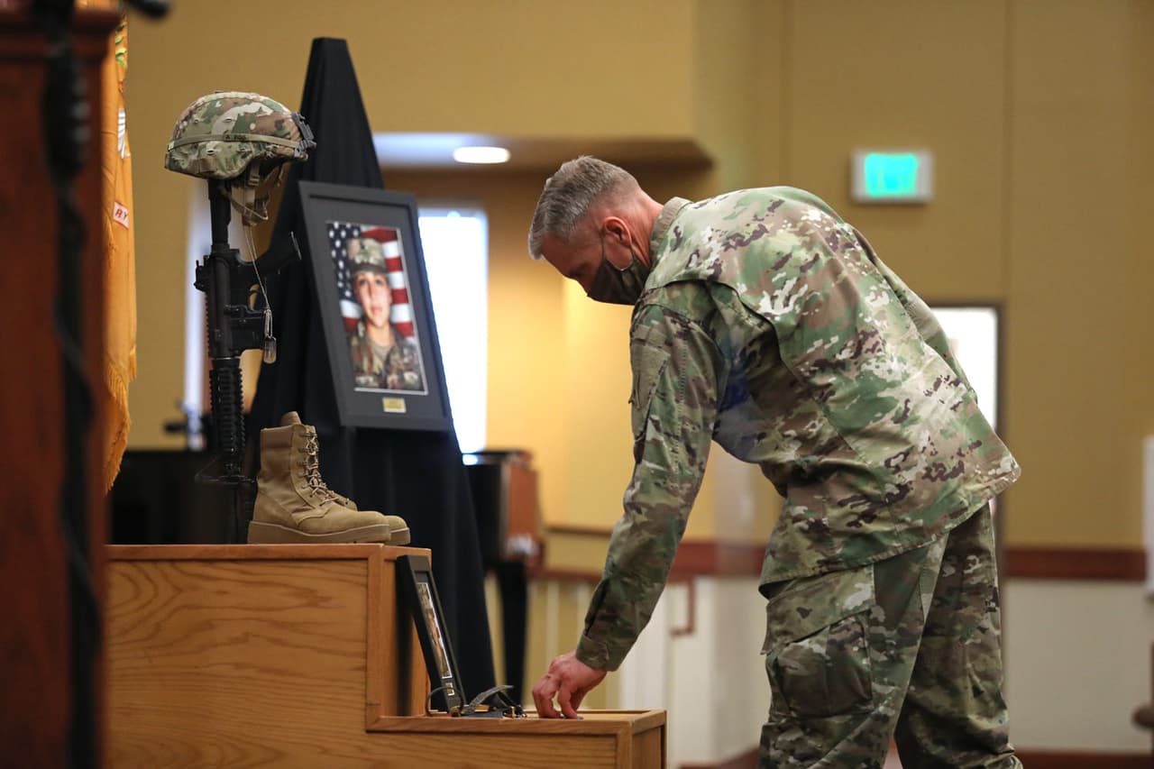 El general Scott Efflandt, subcomandante general de Fort Hood, deja una moneda en la base del pequeño monumento con las pertenencias de Guillén en la ceremonia.