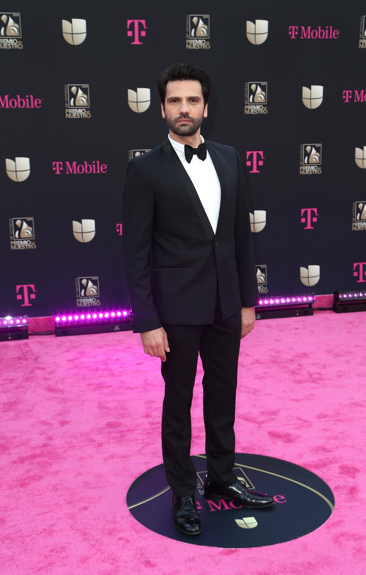 Kaan Urgancıoğlu, quien interpreta a Emir en la telenovela Amor Eterno, estuvo presente en Premio Lo Nuestro 2020.