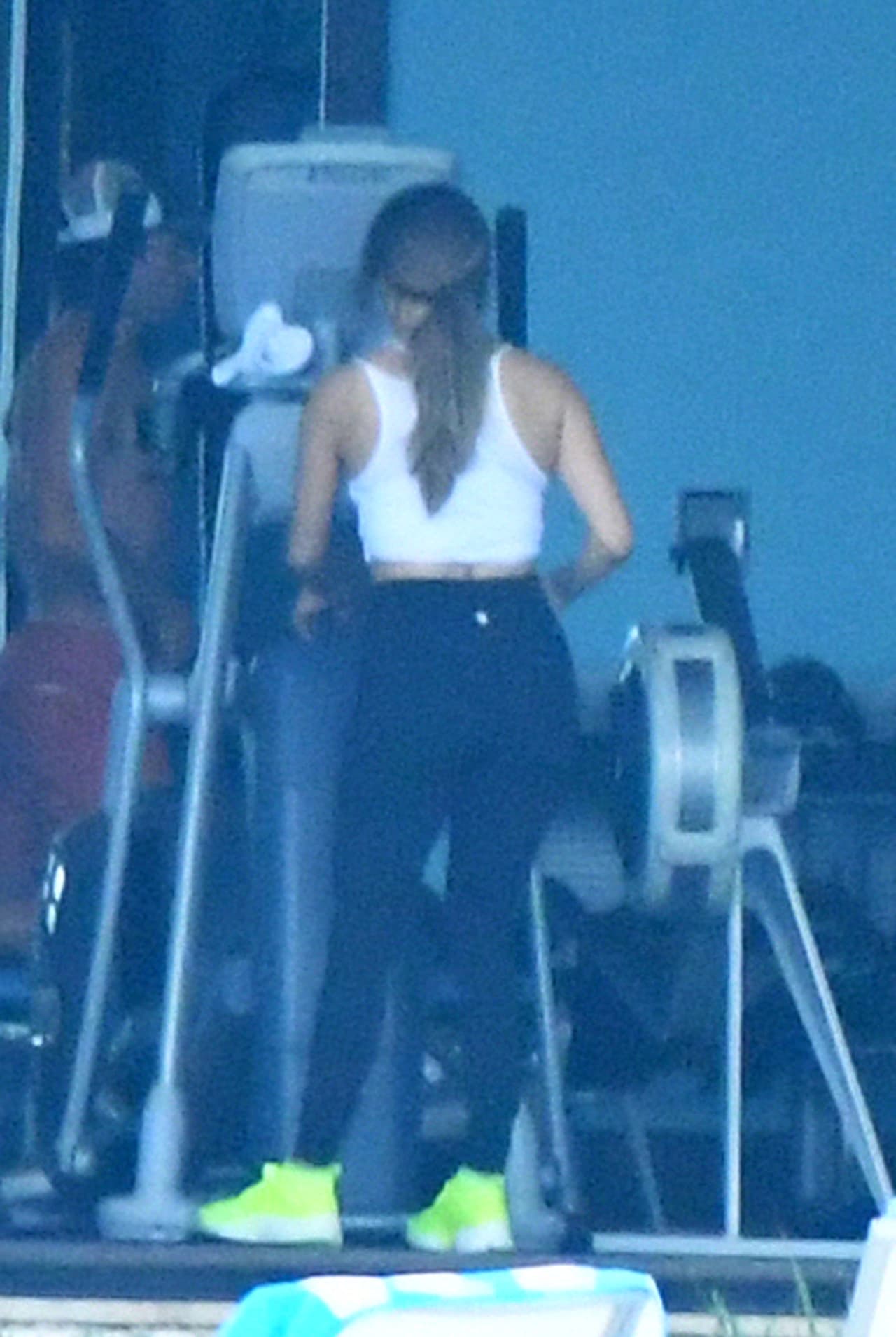 Jennifer Lopez muestra su abdomen mientras trabajaba por segundo día consecutivo mientras estaba de vacaciones con su nuevo novio Alex Rodríguez en Bakers Bay Golf & Ocean Club en las Bahamas.