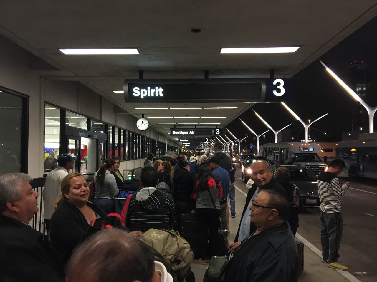 Fallo en el sistema de Volaris deja a cientos varados en LAX