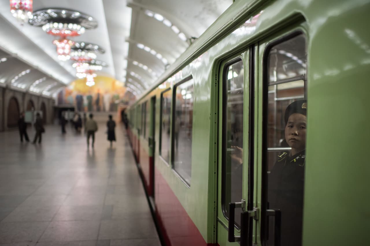 Pasajeros en una estación del metro de Pyongyang. 10 de abril de 2017.