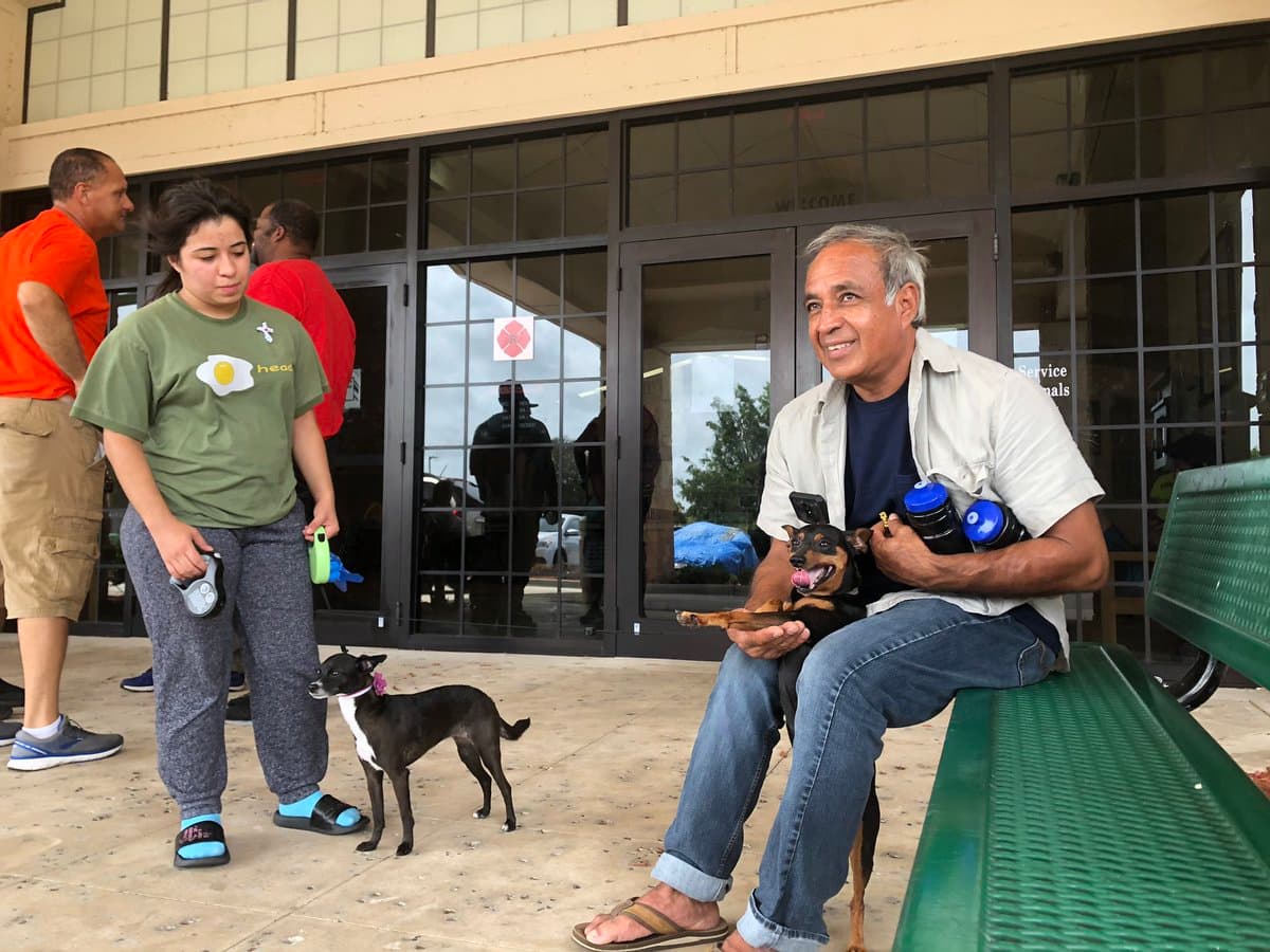 Ricardo Peña y su hija Roxana (16) esperarán al huracán Dorian en un albergue de Palm Bay junto con su familia al completo y a un grupo de amigos. Tras dejar sus casas protegidas con madera, compraron víveres para varios días, abastecieron sus autos de combustible y se dirigieron al refugio Ted Whitlock Community Center, como han hecho en otras tormentas que han pasado por esta zona porque ahí permiten estar a sus tres perros y porque saben que el trato es bueno.