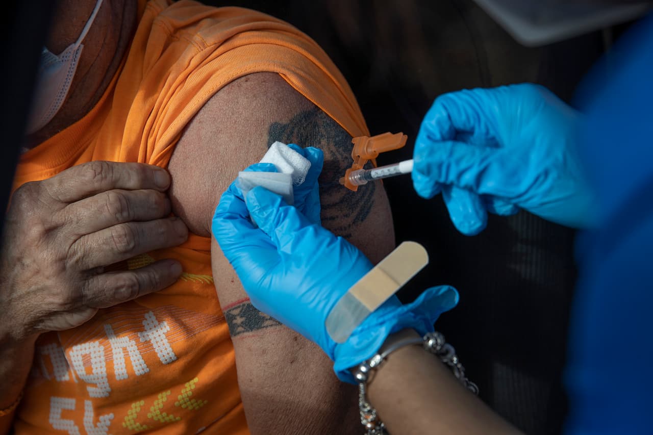 El 'efecto placebo' o la autosugestión podría explicar dos tercios de las reacciones adversas a la vacuna de covid-19