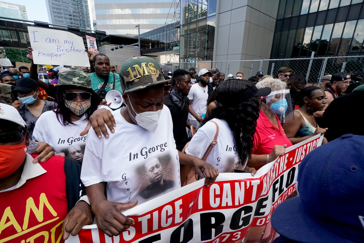 LaTonya Floyd, tercera desde la izquierda, participa en una marcha para protestar por la muerte de su hermano, George Floyd, en Houston el martes 2 de junio de 2020.