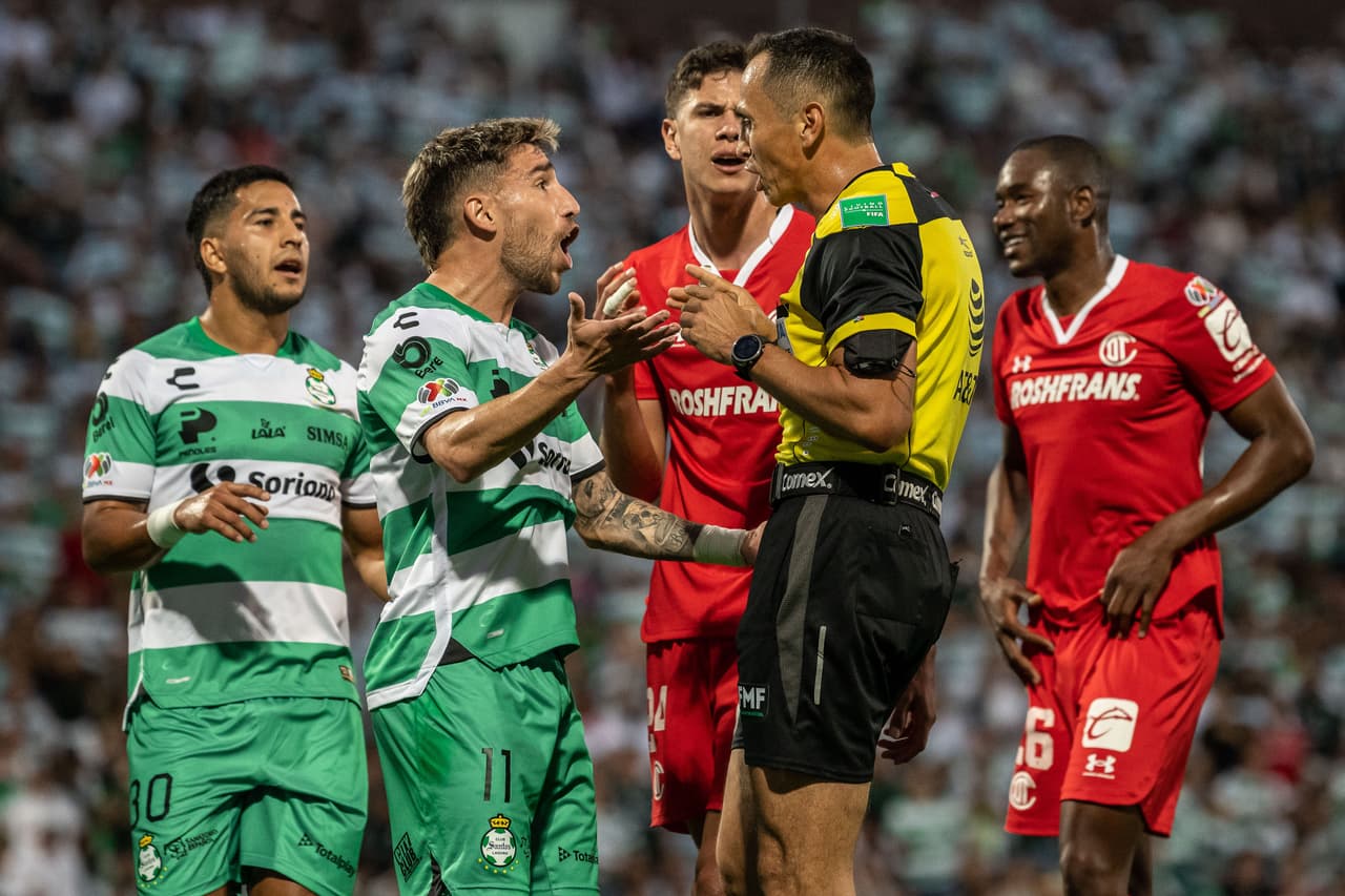 Los Guerreros le reclamaban cada decisión al árbitro Luis Enrique Santander.