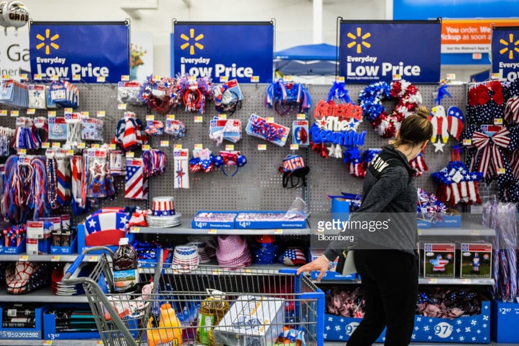 <b>En Estados Unidos se gastan 5,400,000 </b>de dólares al año en banderas, la mayoría fabricadas en China. Al menos 26% de los estadounidenses compran mercancía nueva para el Día de la Independencia cada año y el 62% de los estadounidenses posee al menos una bandera.