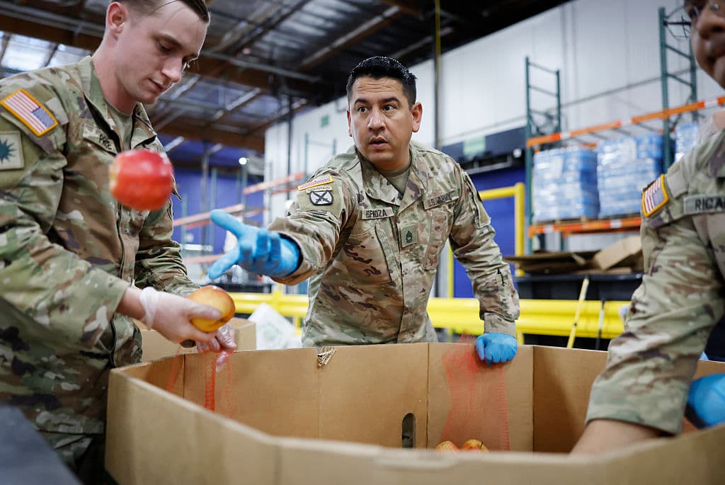 Integrantes de la Guardia Nacional del Ejército de California clasifican manzanas para empacarlas en cajas de alimentos en el Banco de Alimentos Regional de Los Ángeles el 29 de octubre de 2025, en Los Ángeles, California. El gobernador de California, Gavin Newsom, ha desplegado tropas de la Guardia Nacional en bancos de alimentos del estado para ayudar a preparar cajas de emergencia para su distribución a residentes que perderán los beneficios del Programa de Asistencia Nutricional Suplementaria (SNAP) debido al prolongado cierre del gobierno federal.