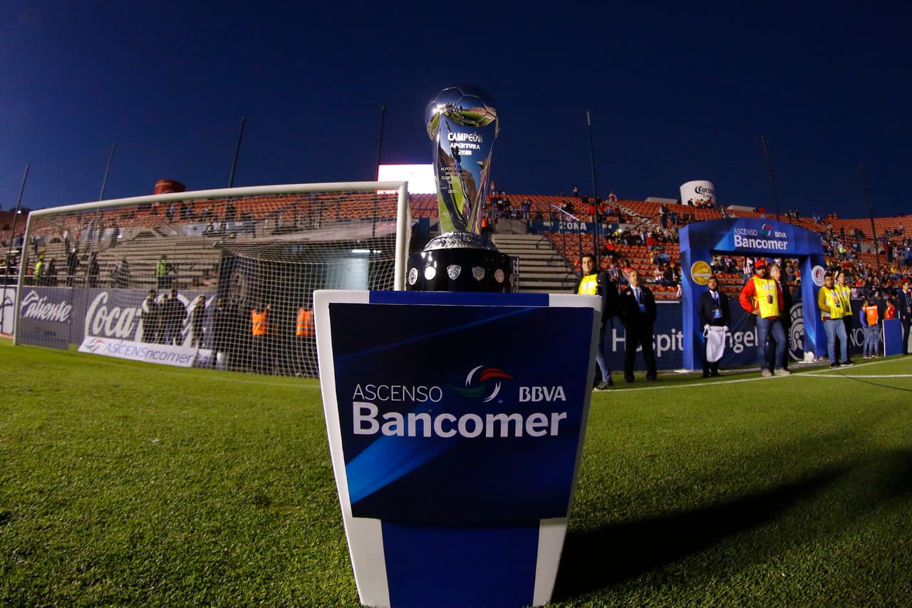 El objeto del deseo: el trofeo del campeón. Ambos equipos a 90 minutos de levantarlo.